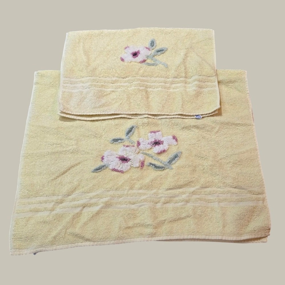 Vintage Floral Applique Towel Set Yellow Cotton 2 Piece Good Condition